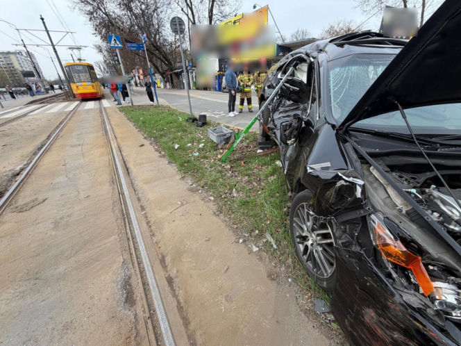Zderzenie tramwaju z samochodem na Puławskiej, jedna osoba w szpitalu