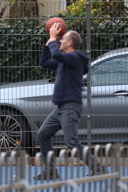 Tusk gra z wnukami w kosza