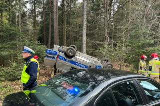 Dachowanie oznakowanego radiowozu na trasie. Policjant chciał uniknąć zderzenia z sarną