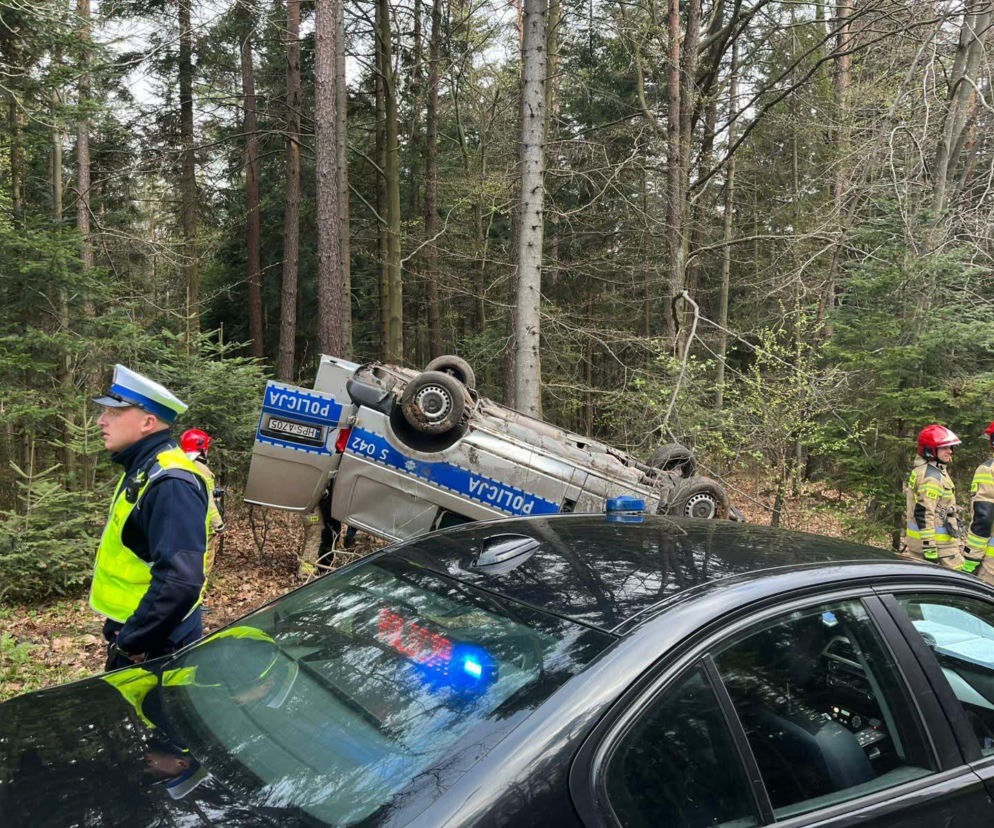 Dachowanie oznakowanego radiowozu na drodze Kielce - Zagnańsk