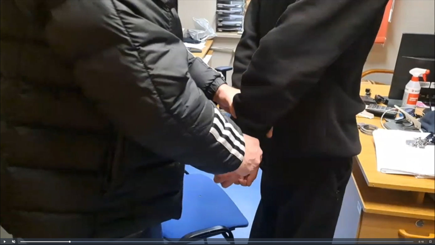 Krwawy napad na sklep w Kobyłce. Co wiemy o zatrzymanym 22-latku?