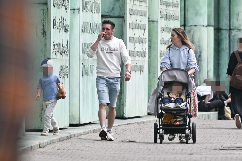 Filip Gurłacz na spacerze z żoną i synem. Nie zwalczył nałogu 
