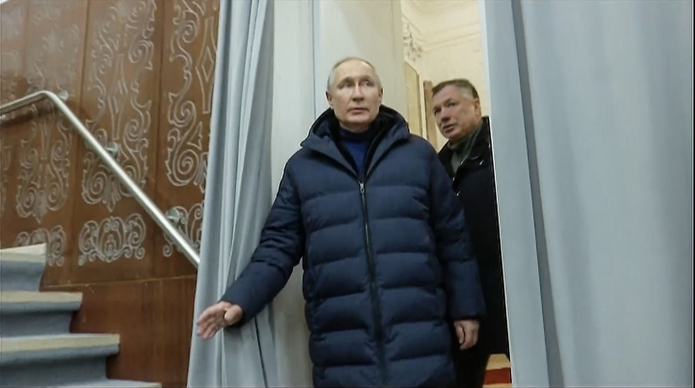Putin w gumowej masce? "Spontaniczna przejażdżka po Mariupolu". Sobowtór dał plamę!