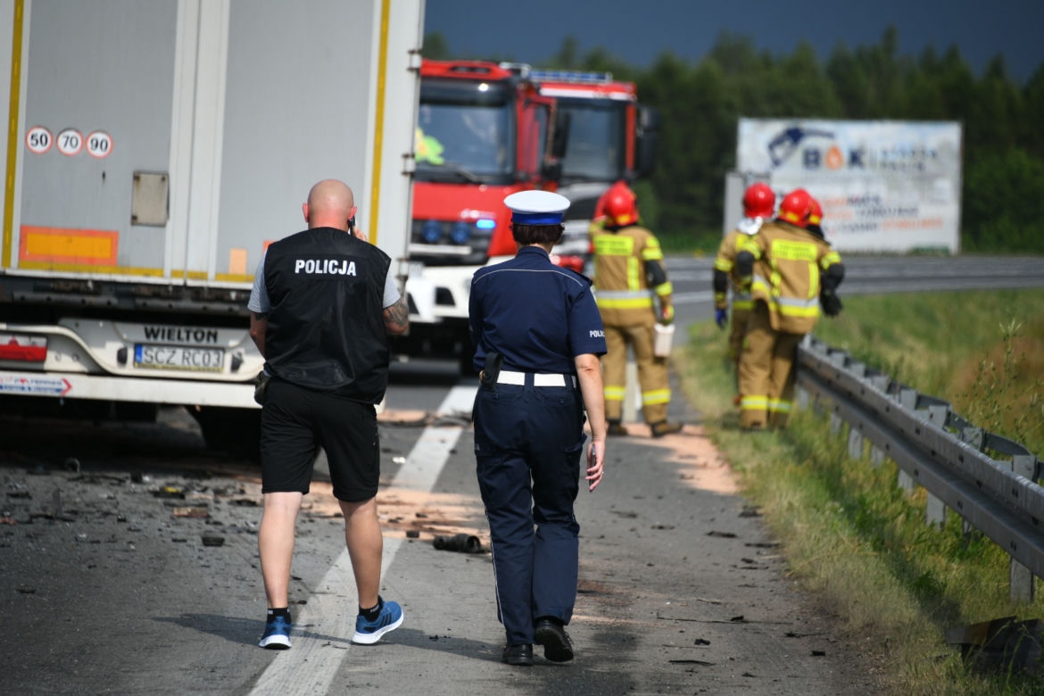 Tragiczny wypadek w Krzepicach. Auto czołowo zderzyło się z TIRem