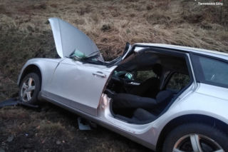 Kierowca audi oszukał przeznaczenie. Złożył fotel, zanim na auto runęło drzewo