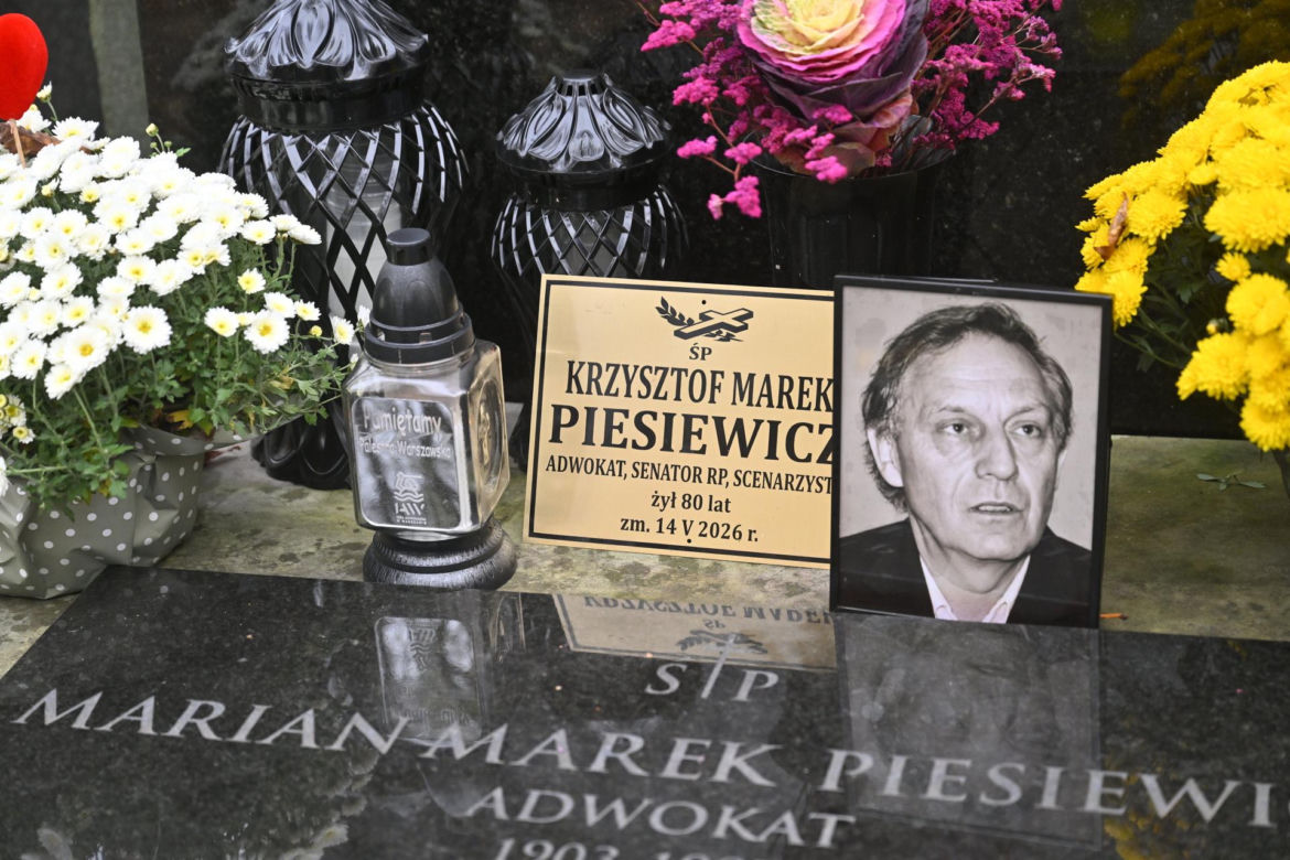 Tak wygląda grób Krzysztofa Piesiewicza