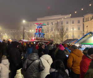 Jarmark Bożonarodzeniowy w Łodzi otwarty! Nowa lokalizacja i gwiazda na scenie