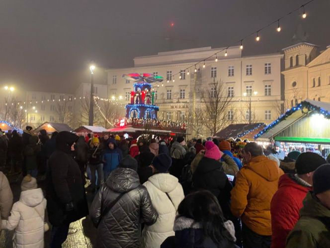 Jarmark Bożonarodzeniowy w Łodzi otwarty! Nowa lokalizacja i gwiazda na scenie