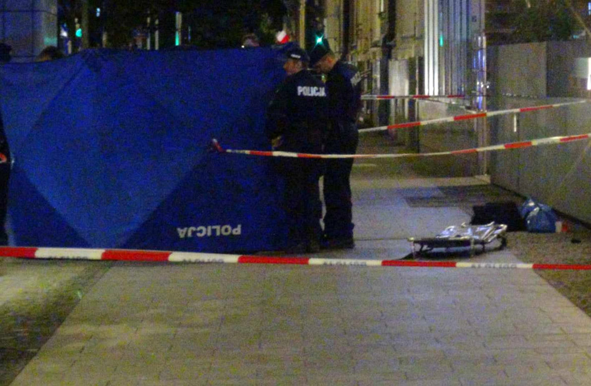 Koszmar w samym sercu stolicy. Młoda kobieta runęła z 7 piętra. Nie żyje