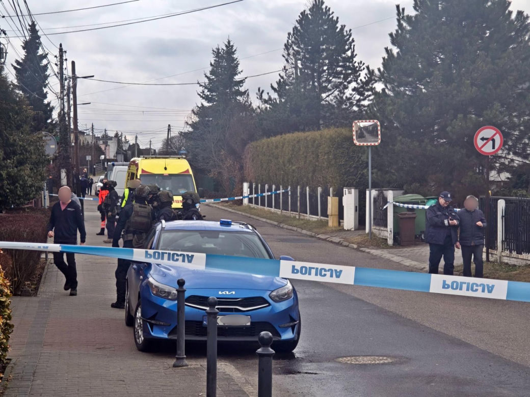 Agresywny mężczyzna zabarykowadał się na dachu