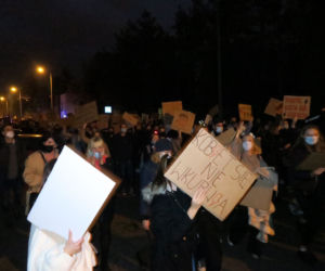 Kalisz: manifestacja na głównych ulicach miasta i pod kurią