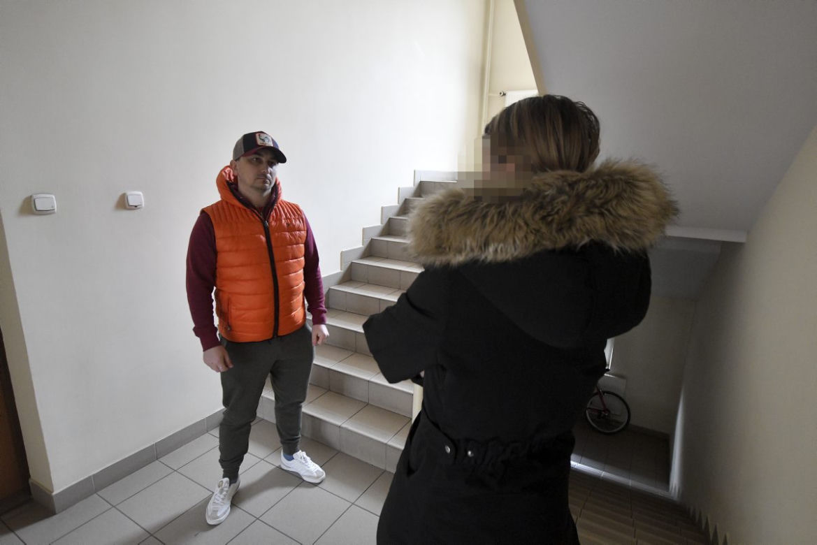 Chora mieszkanka terroryzuje blok. Ludzie boją się wychodzić z domu 