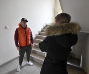 Chora mieszkanka terroryzuje blok. Ludzie boją się wychodzić z domu 