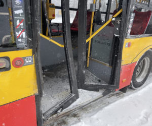 Ciężarówka zdemolowała miejski autobus