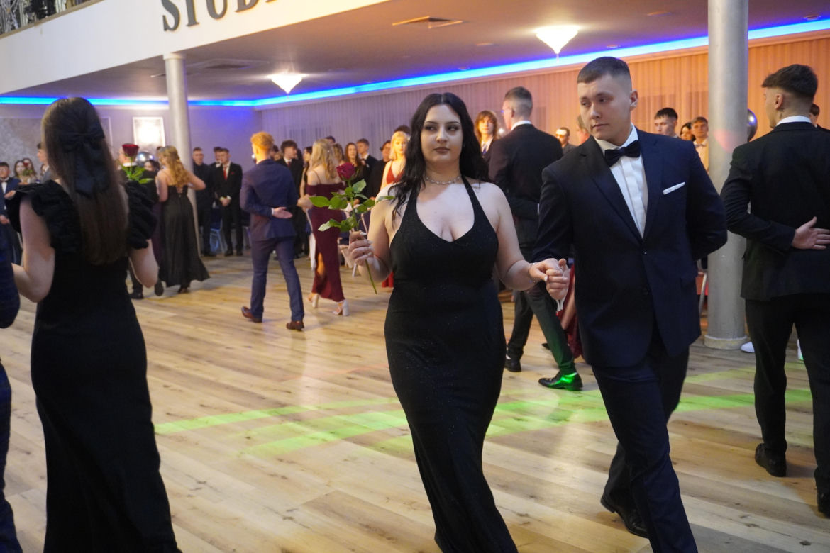 Dwa polonezy na studniówce bydgoskiej Handlówki. W jednym pomogli nauczyciele