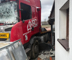 Ciężarówka staranowała plac zabaw i wjechała na podwórko! O krok od tragedii