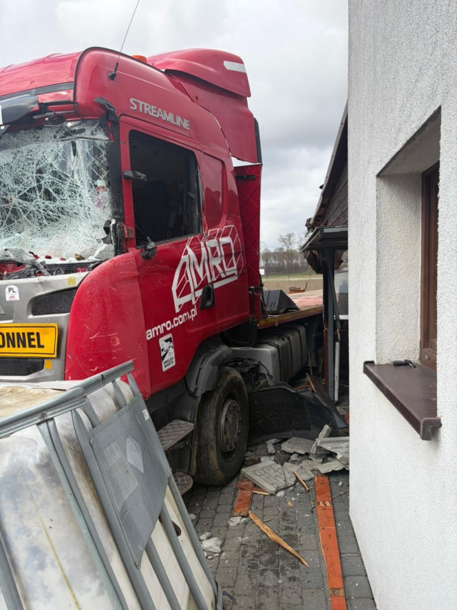 Ciężarówka staranowała plac zabaw i wjechała na podwórko! O krok od tragedii