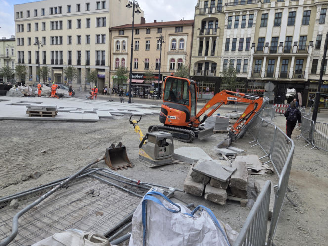 Nowe oblicze placu Wolności. Kwiaciarnie już zamontowane, koniec prac coraz bliżej