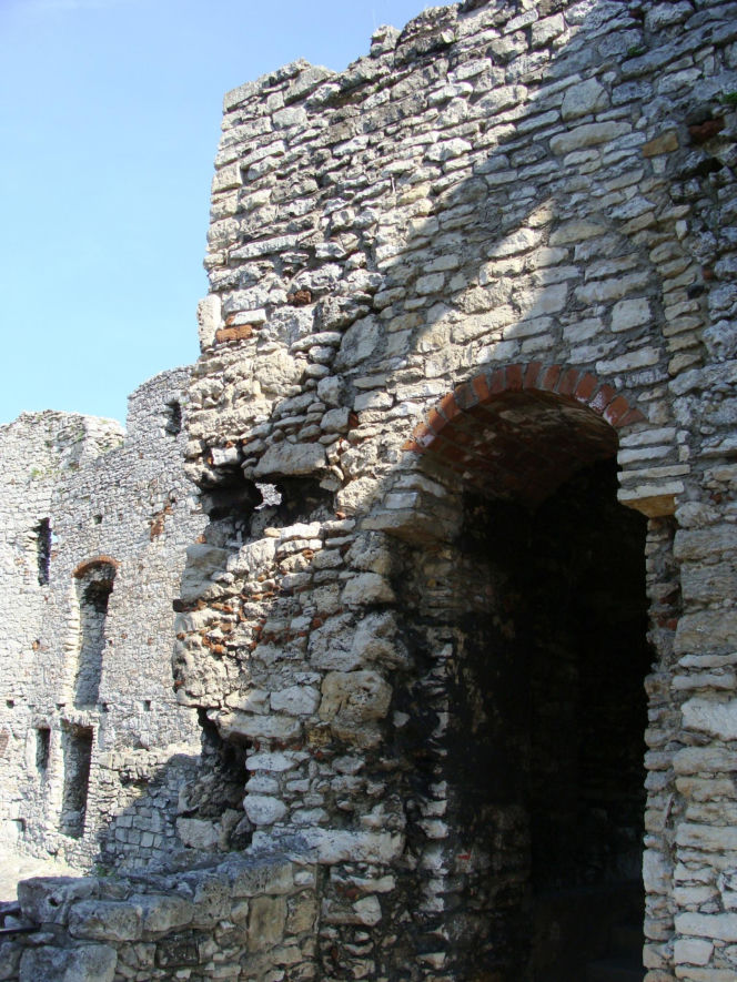 To najpiękniejszy zamek w województwie śląskim. Znajduje się w malowniczej wsi