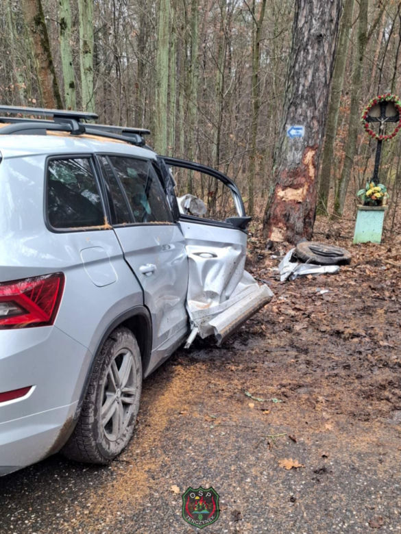 Skoda z dwiema osobami w środku uderzyła w drzewo. 4-letnie dziecko trafiło do szpitala