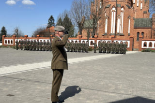 Uroczystość w Dębem Wielkim. Dwulecie sztandaru Cichociemnych pod patronatem MON