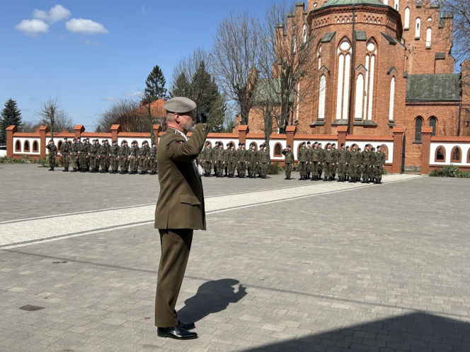 Uroczystość w Dębem Wielkim. Dwulecie sztandaru "Cichociemnych" pod patronatem MON