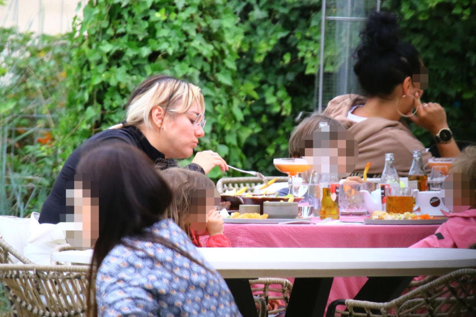Ewa Farna z dziećmi w Sopocie. Bez komórki nie ma życia.