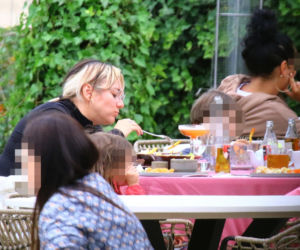 Ewa Farna z dziećmi w Sopocie. Bez komórki nie ma życia.