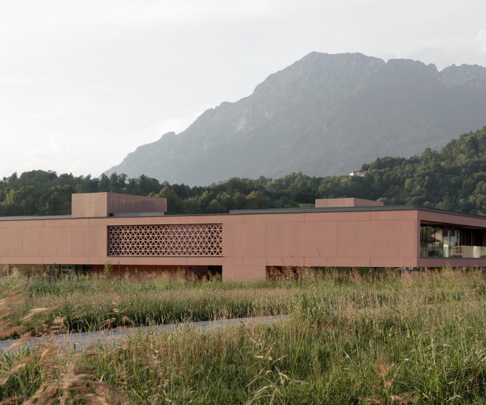 Nowoczesna szkoła w Puos d'Alpago na tle gór. O architekturze wspierającej rozwój gminy przeczytasz na serwisie Architektura.