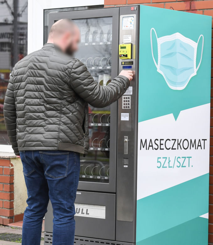W Toruniu uruchomiono pierwsze maseczkomaty