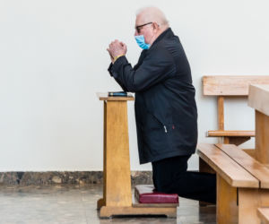 Lech Wałęsa zdjął maseczkę w kościele [ZOBACZ ZDJĘCIA]