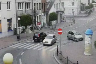 Nie zaciągnęła ręcznego, samochód odjechał. Auto bez kierowcy w Bełżycach [WIDEO]