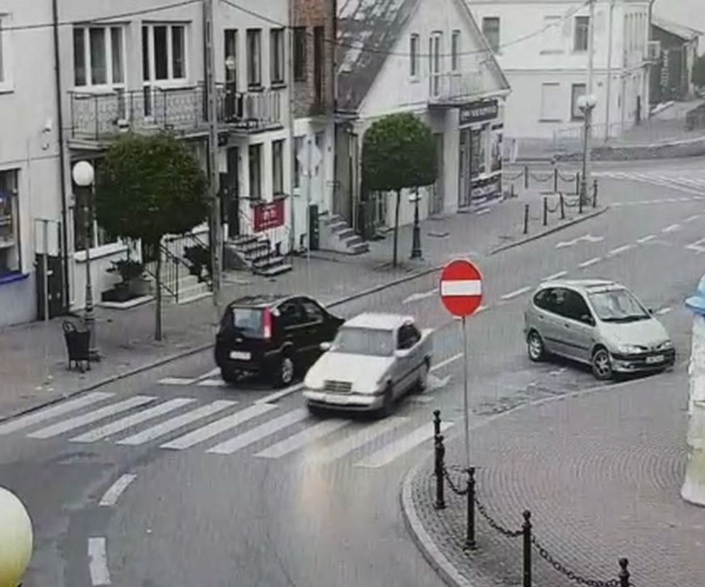 Nie zaciągnęła ręcznego, samochód odjechał. Auto bez kierowcy przemierzało ulicę w Bełżycach