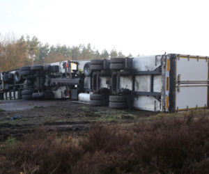 Przewrócony TIR na autostradzie