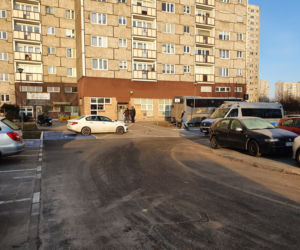 Poznań: autobus wylądował przy wejściu do bloku.