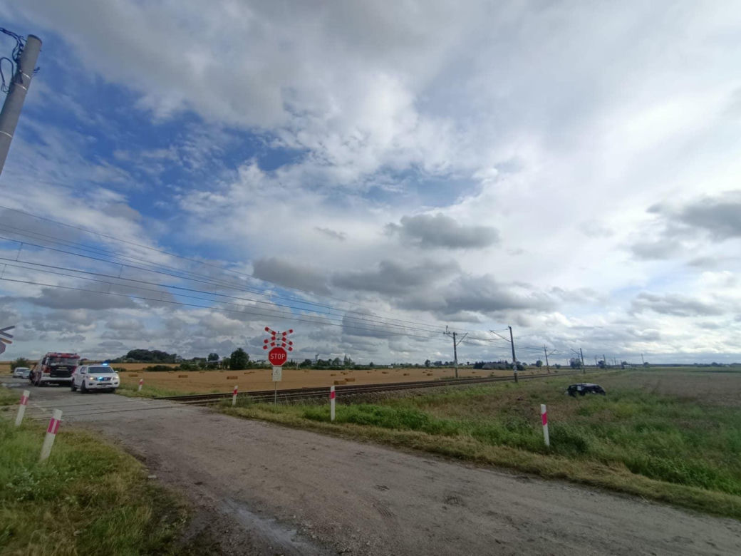 Poważny wypadek w Gronówku pod Toruniem. Auto zderzyło się z pociągiem