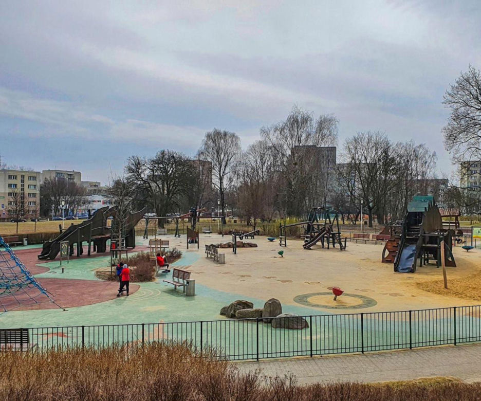 Plac zabaw Park Jurajski na Ursynowie (ul. Puszczyka 18)