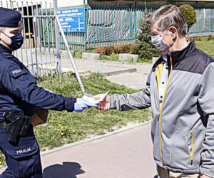 Lublin: Policjanci ROZDAJĄ MASECZKI! Ruszyli pod sklepy i targowiska. „Mamy jeden cel”