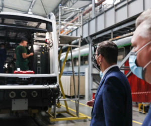 Mateusz Morawiecki w zakładzie PESA Bydgoszcz SA.
