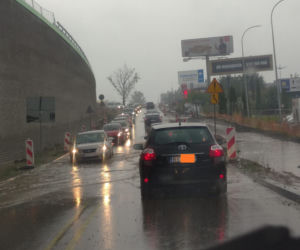 Burza w Białymstoku. Ulice jak rzeki. Auta gubiły tablice rejestracyjne [ZDJĘCIA, WIDEO]