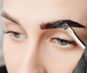 Wymieszaj z miodem i nałóż szczoteczką na brwi. Po 20 minutach włoski będą ciemniejsze i lśniące. Domowy sposób na przyciemnienie brwi 