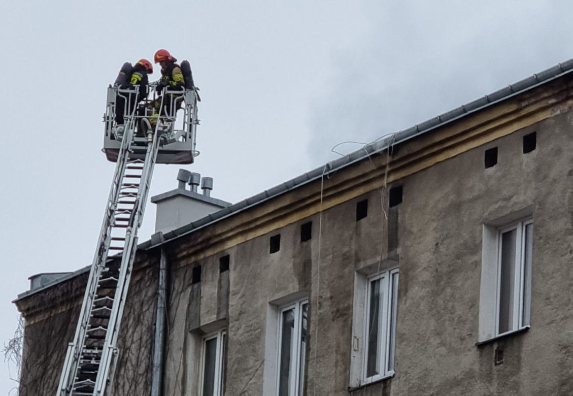 Warszawa. Płonie kamienica na Kamionku! Na miejscu osiem zastępów straży pożarnej!