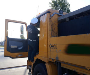 Transport betonowych zbiorników. Ponad 10 ton za dużo