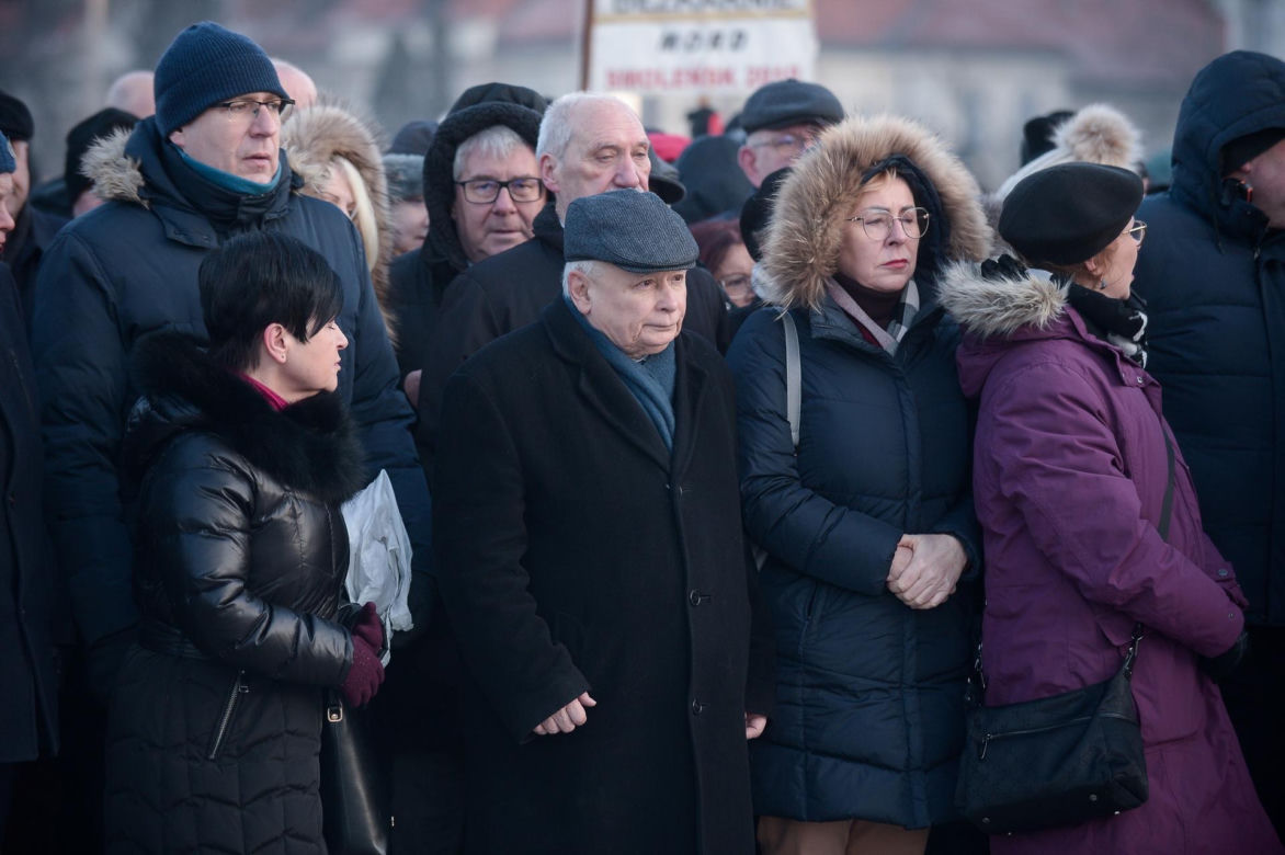 Miesięcznica smoleńska w cieniu kryzysu na szczeblach władzy w Polsce