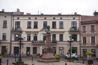 To najsławniejszy pomnik Mickiewicza w województwie małopolskim. Przetrwał okupację, bo Niemcy myśleli, że to Goethe