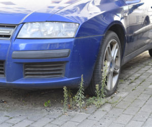 Wraki blokują miejsca parkingowe