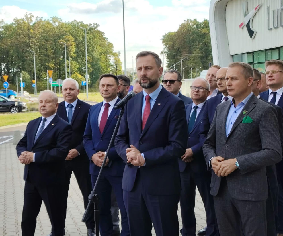 Władysław Kosiniak-Kamysz przemawia do mikrofonu w Świdniku. O inwestycjach MON na Lubelszczyźnie pisze Eska Lublin.