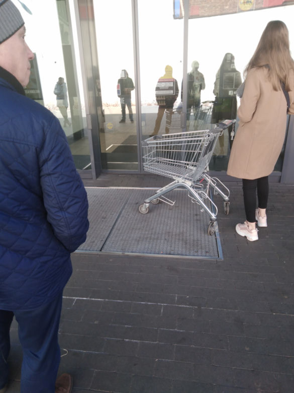 Koronawirus na Śląsku. Olbrzymie kolejki do sklepów w regionie (ZDJĘCIA)