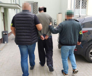 Fałszywy alarm bombowy w szpitalu. Szyba rozbiła się tuż obok policjanta