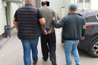 Fałszywy alarm bombowy w szpitalu i atak na policjantów. 42-latek zrzucił szybę ze strychu